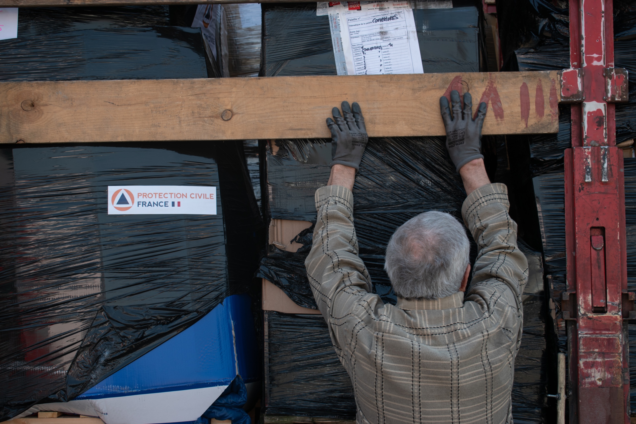 Romanian volunteer loading a truck of french donations to Ukraine